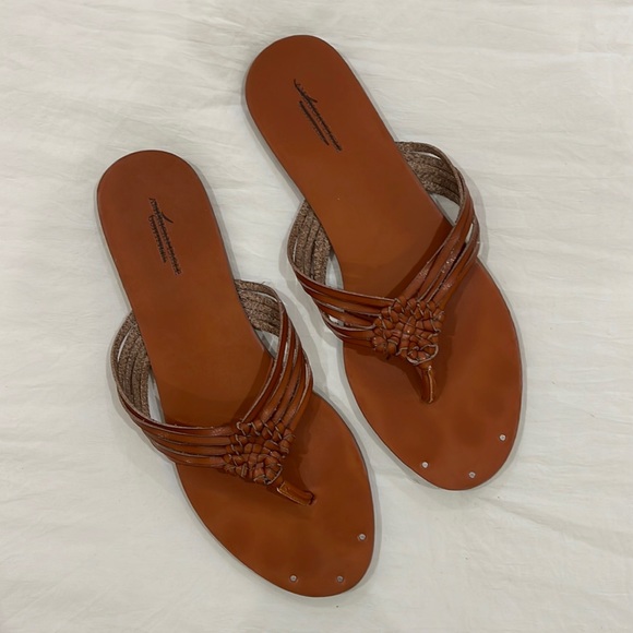 American Eagle Flip Flops - Cognac - Picture 1 of 2